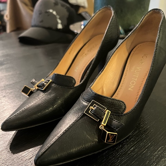 Black 5.5 Louis Vuitton pump cube charm used but in good condition. - Picture 2 of 5